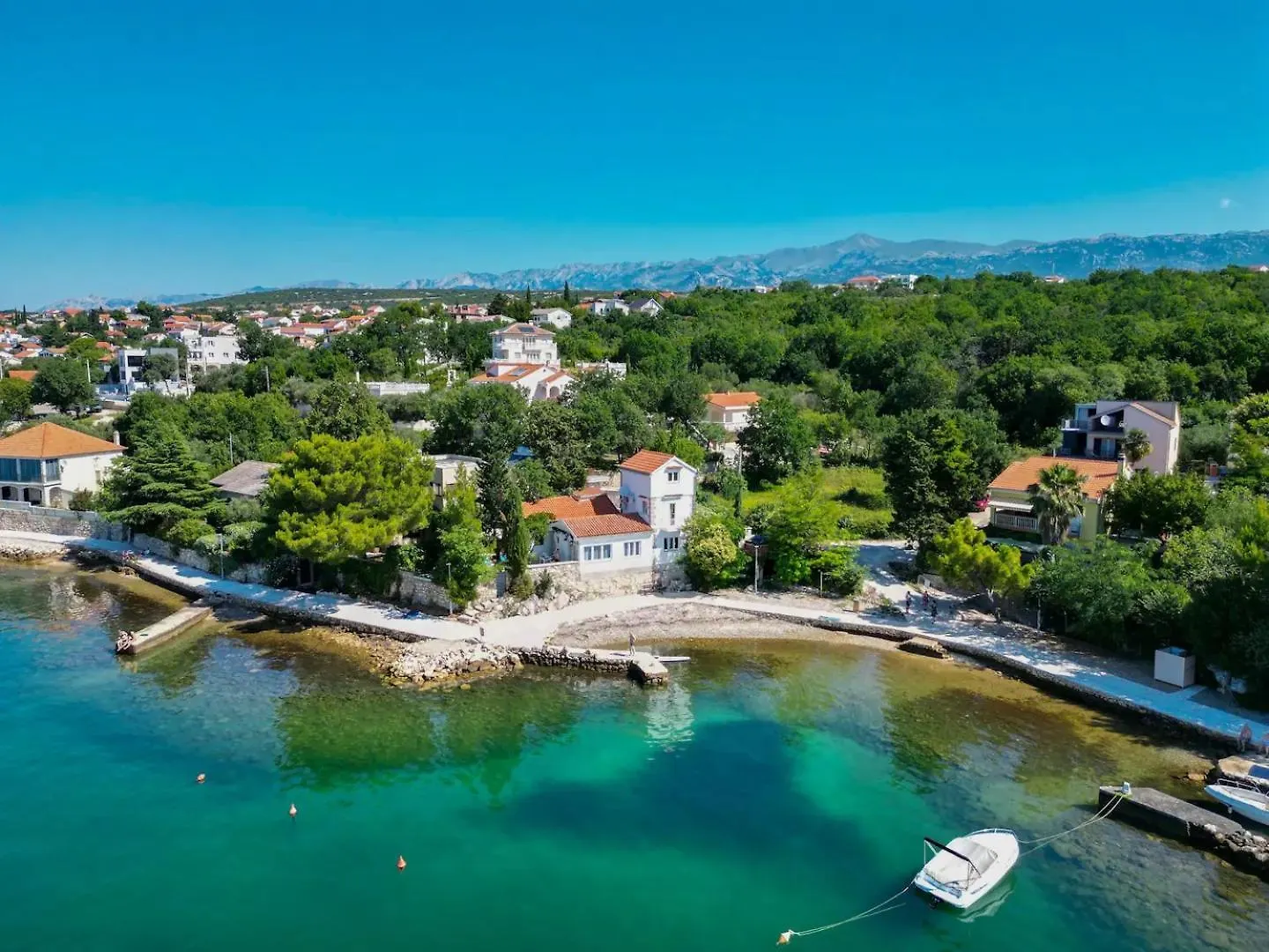 Four-Bedroom Seafront Villa In Maslenica