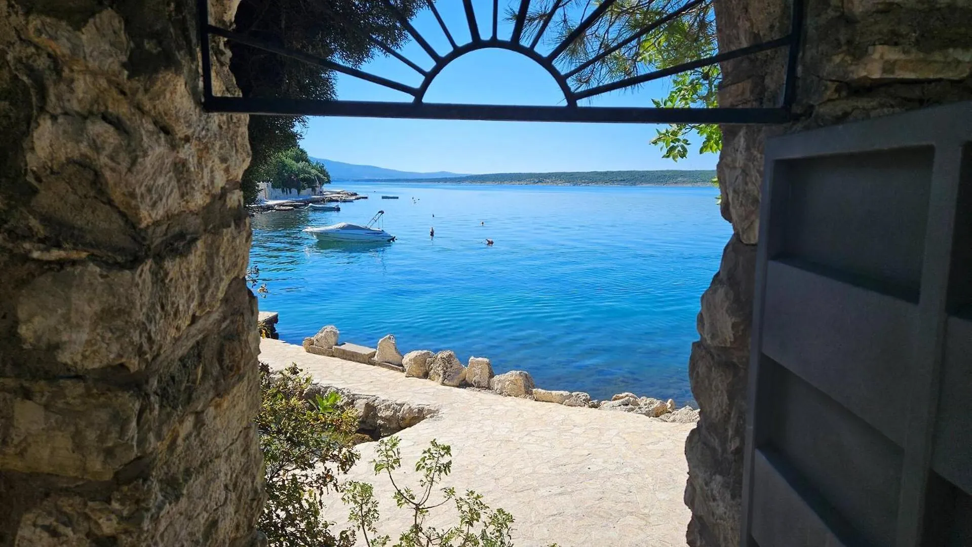 Four-Bedroom Seafront Villa In Maslenica Croatia