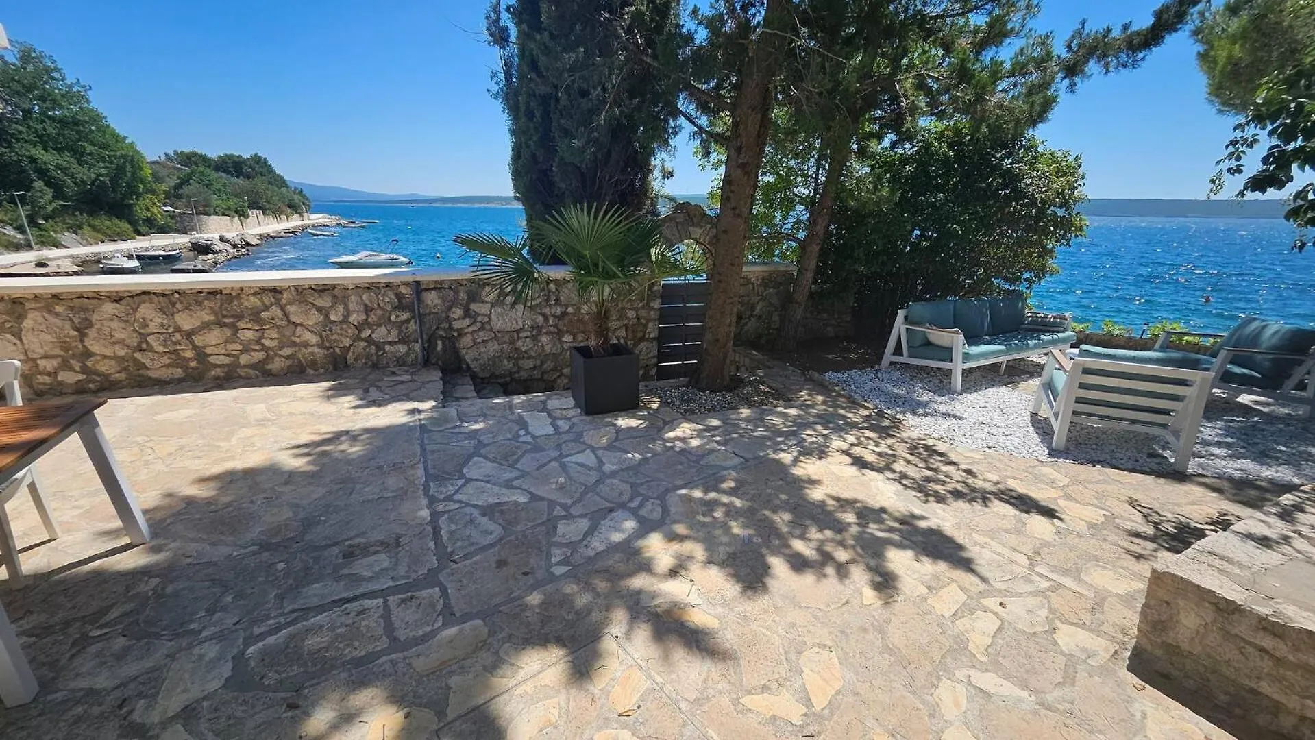 Four-Bedroom Seafront Villa In Maslenica